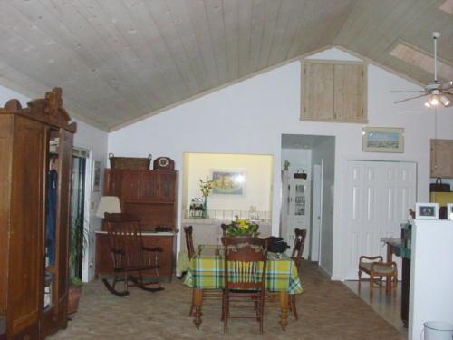 1602 Spring Hill Road Weaverville, CA 96093 - Photo 10 of 12 Dining w/wet bar