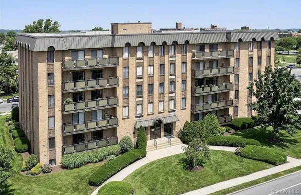 $625,000 | 175 Maple Avenue, Unit 4D, Westbury, NY 11590