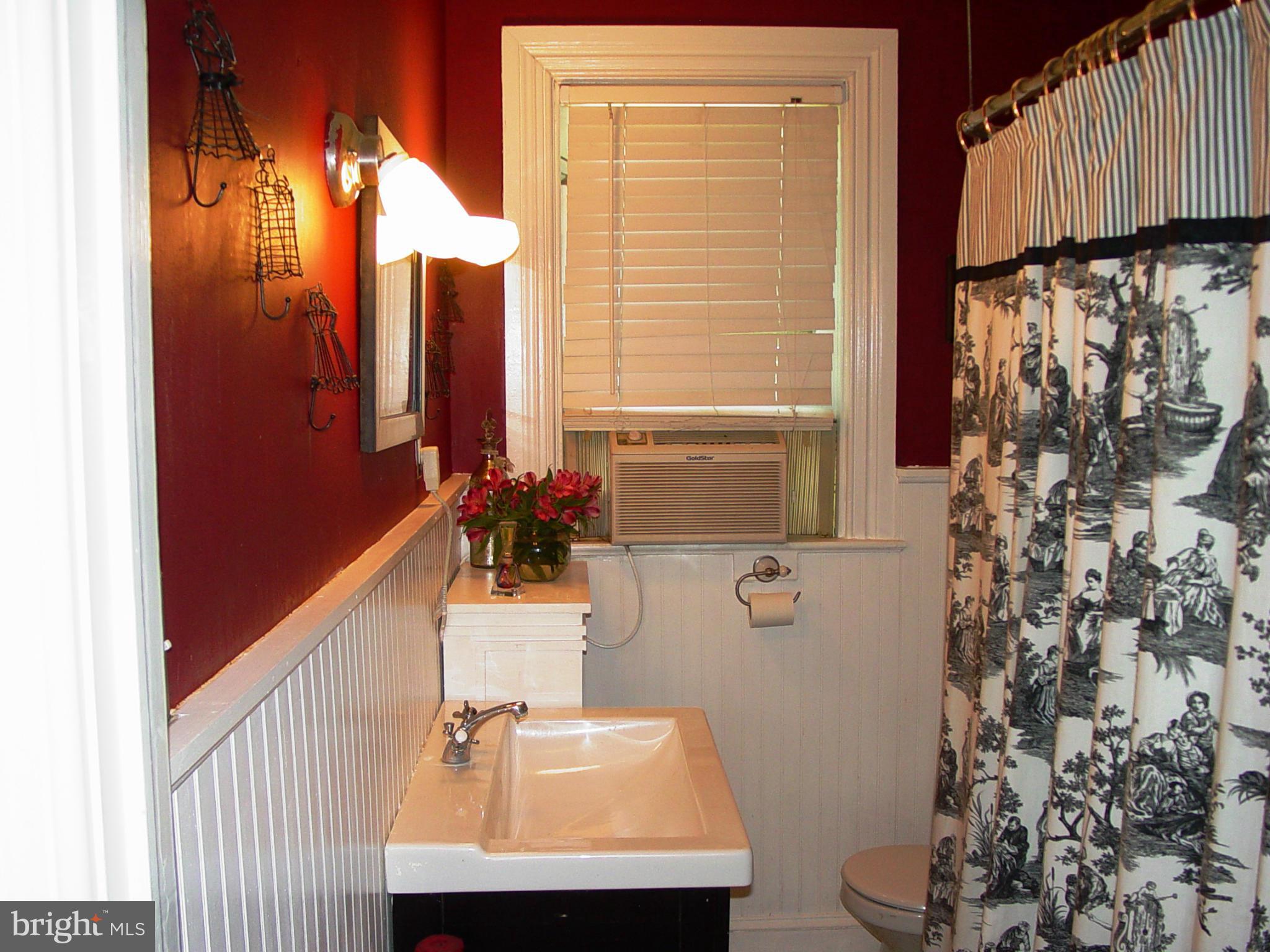 1508 Russell Road Alexandria, VA 22301 - Photo 12 of 17 Bath
