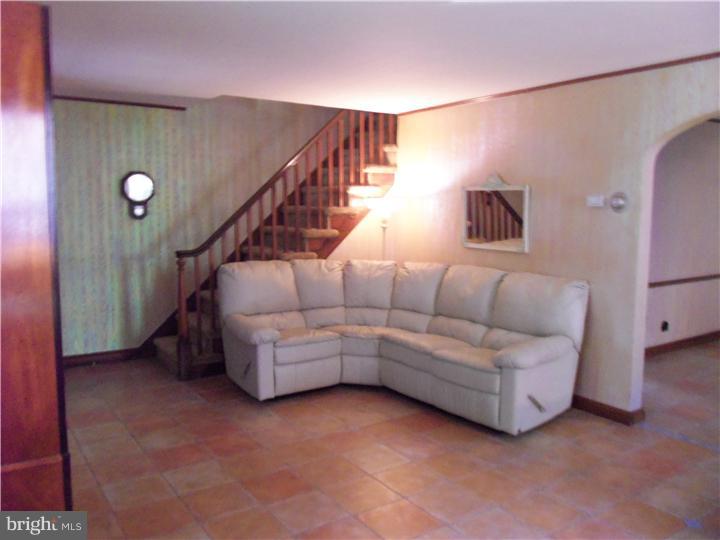 5200 Reservation Road Drexel Hill, PA 19026 - Photo 4 of 25 Living Room