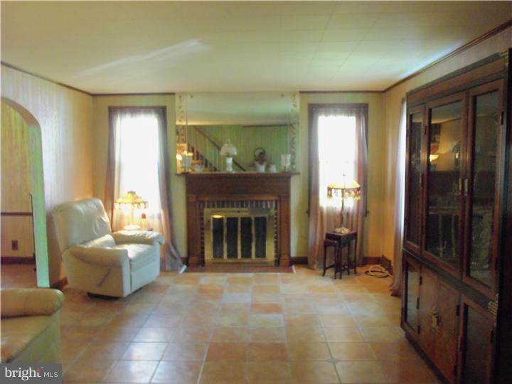 5200 Reservation Road Drexel Hill, PA 19026 - Photo 5 of 25 Living Room
