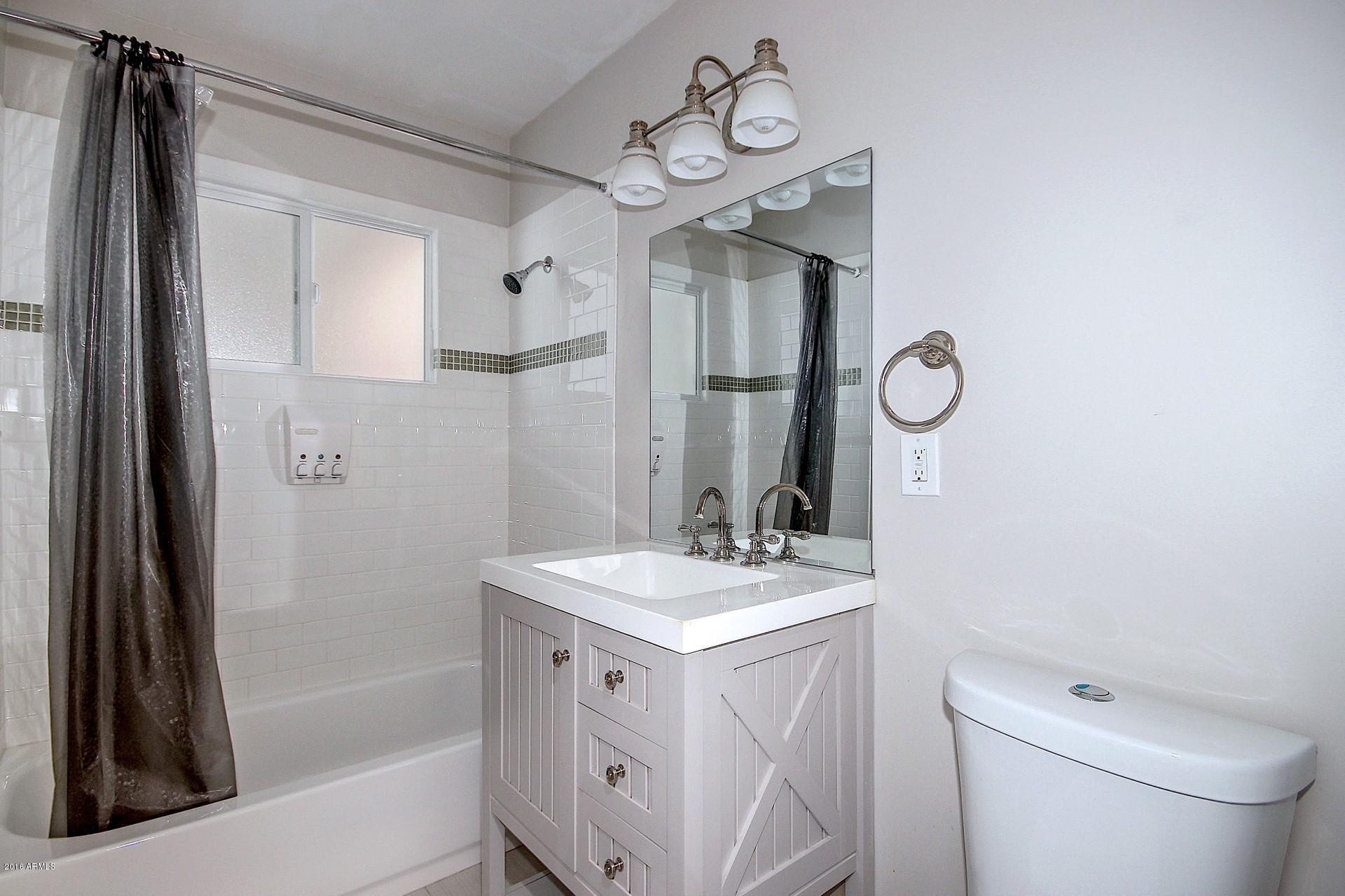 2906 East Cheery Lynn Road Phoenix, AZ 85016 - Photo 13 of 27 013_Master Bathroom