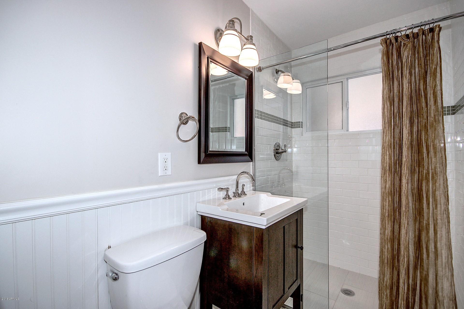 2906 East Cheery Lynn Road Phoenix, AZ 85016 - Photo 18 of 27 018_Guest Bathroom