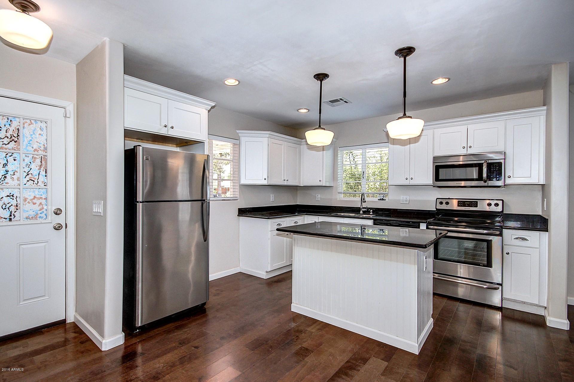 2906 East Cheery Lynn Road Phoenix, AZ 85016 - Photo 7 of 27 007_Kitchen