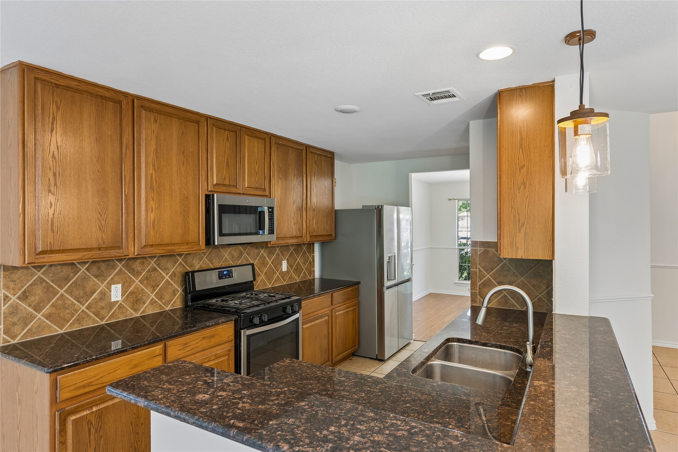 2372 Paradise Ridge Drive Round Rock, TX 78665 - Photo 11 of 40 Granite counters and stainless steel appliances complete this well-appointed kitchen, ideal for entertaining.