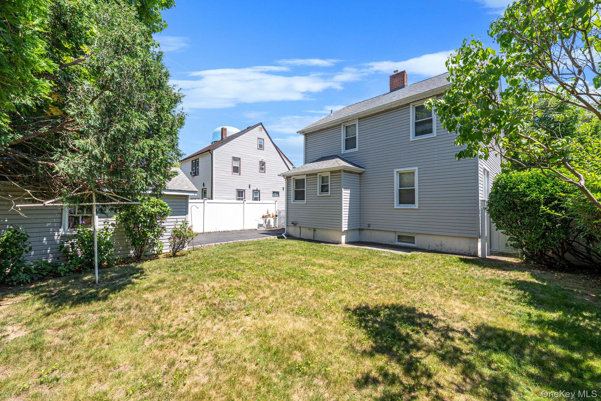 33 Sherman Street Merrick, NY 11566 - Photo 23 of 27