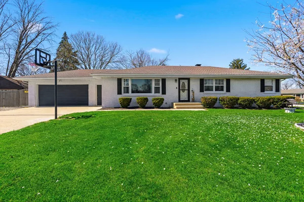 $379,900 | 3311 Pinecrest Drive, Joliet, IL 60435