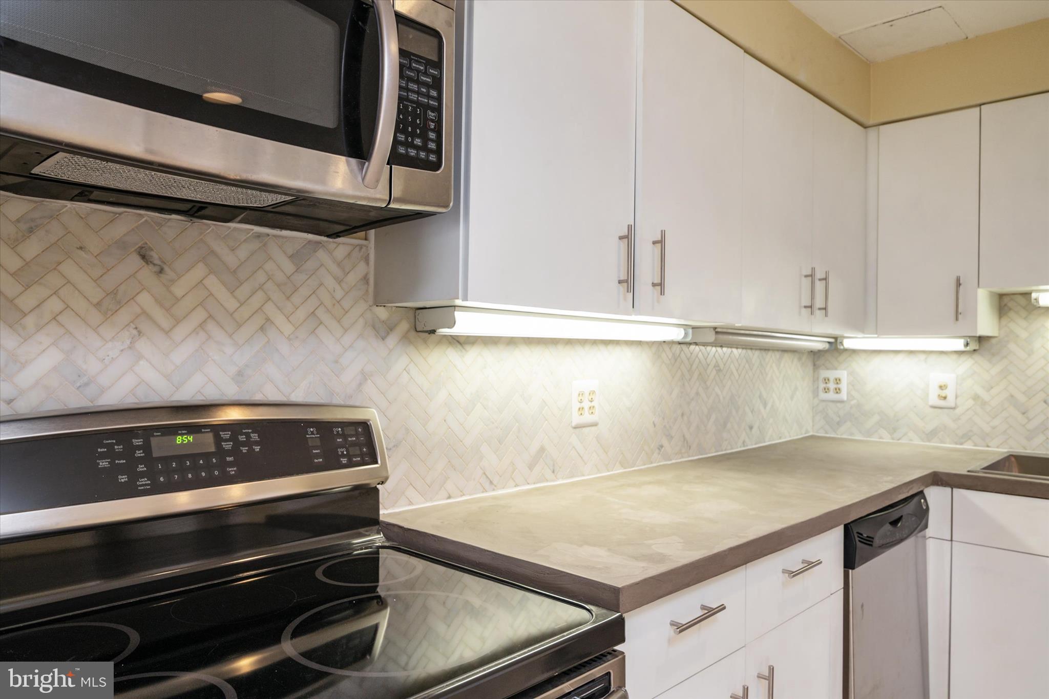 28 Allegheny Avenue, Unit 2710 Towson, MD 21204 - Photo 11 of 40 a kitchen with cabinets and a stove