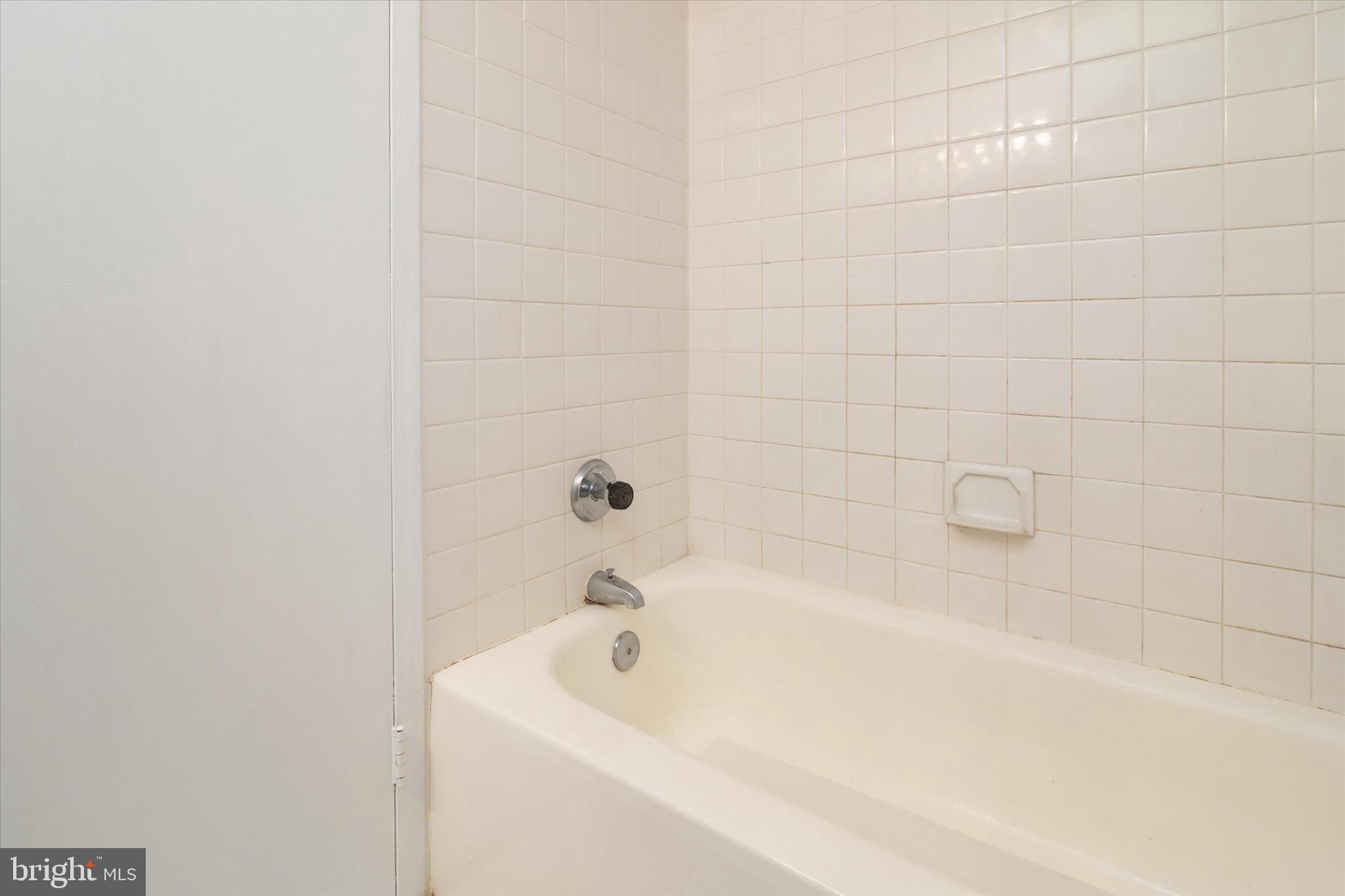 28 Allegheny Avenue, Unit 2710 Towson, MD 21204 - Photo 28 of 40 a bathroom with a bathtub