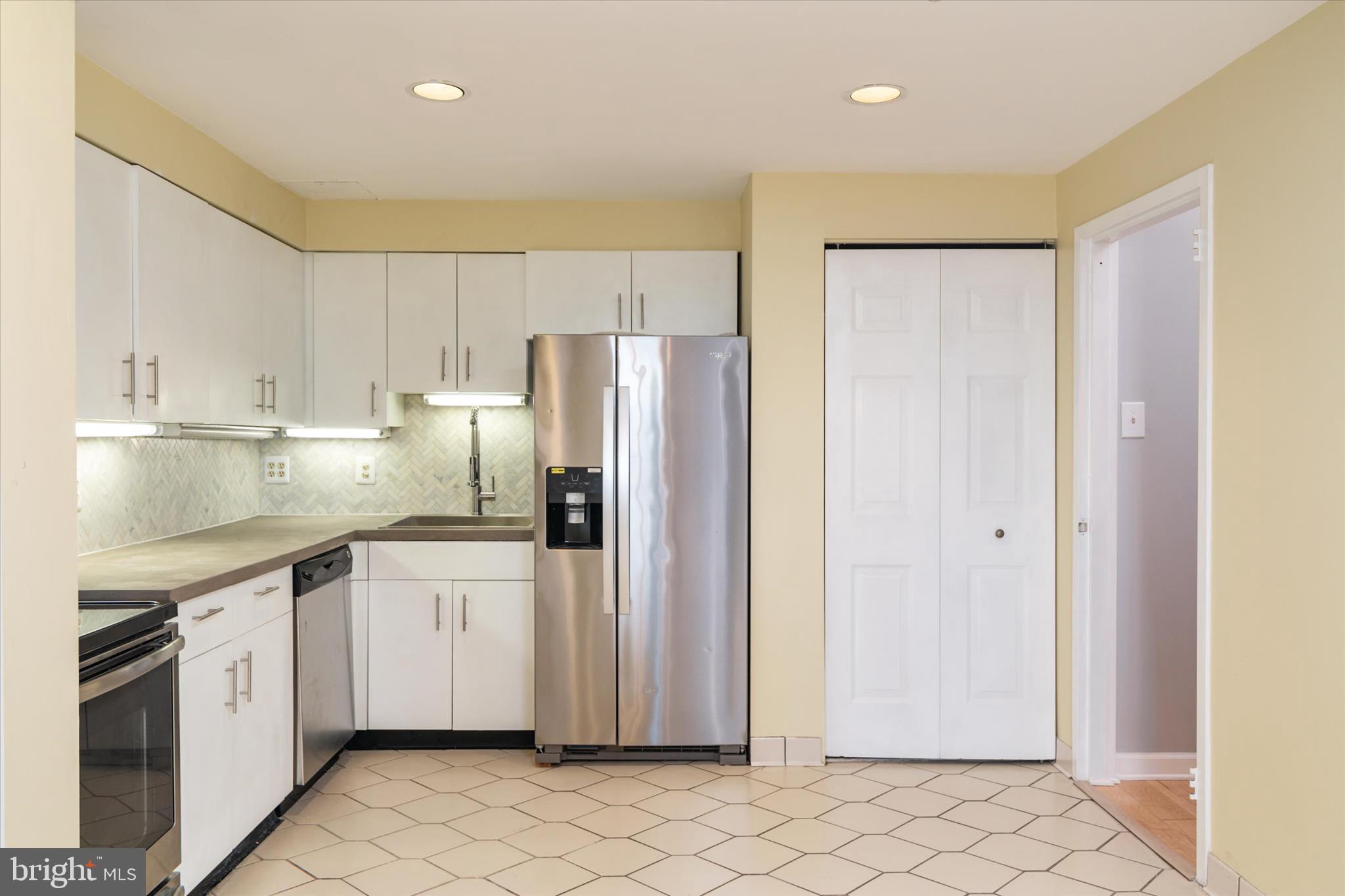 28 Allegheny Avenue, Unit 2710 Towson, MD 21204 - Photo 9 of 40 a kitchen with stainless steel appliances granite countertop a refrigerator and a sink