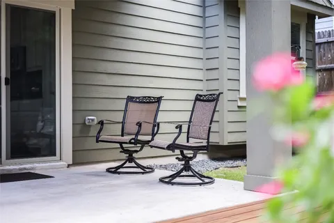 a view of entryway with livingroom