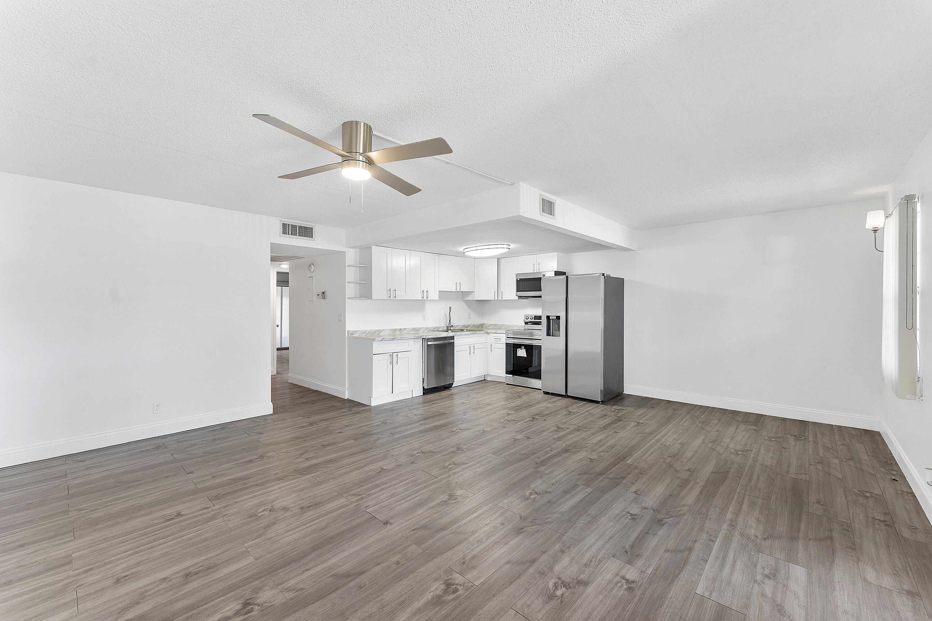 1052 Hythe A Boca Raton, FL 33434 - Photo 5 of 10 IMG_7686