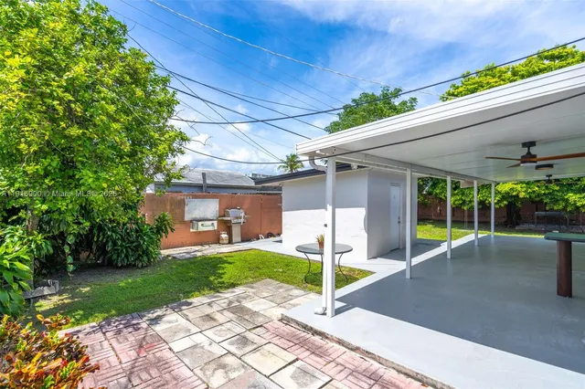 a view of a house with backyard and porch