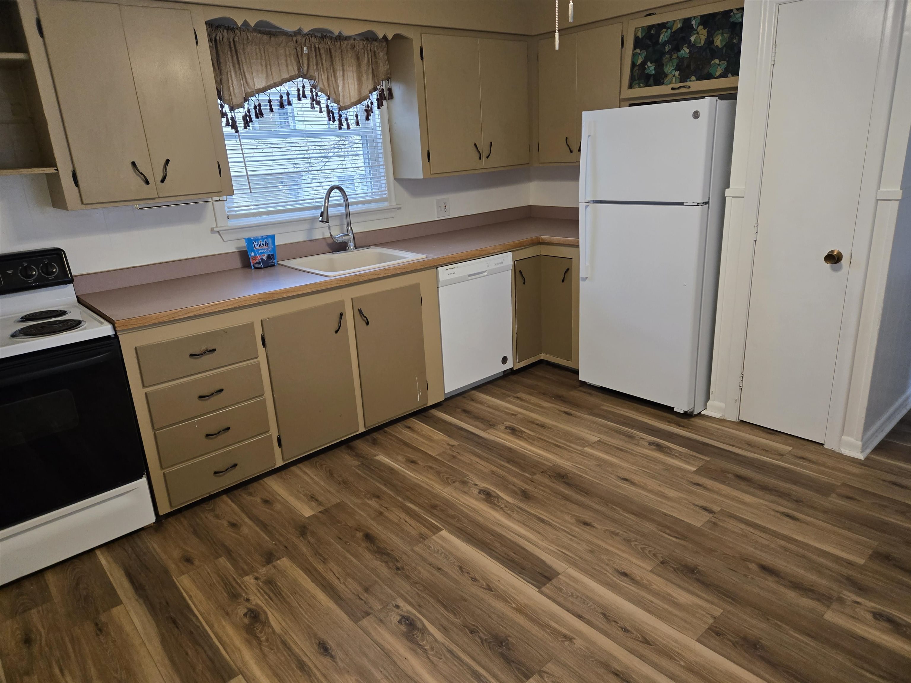 137 Waterman Street, Unit 1 Manchester, NH 03103 - Photo 2 of 7