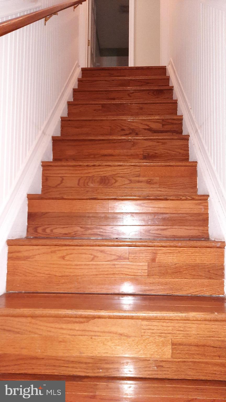 317 Long View Road Linden, VA 22642 - Photo 17 of 43 Stairwell