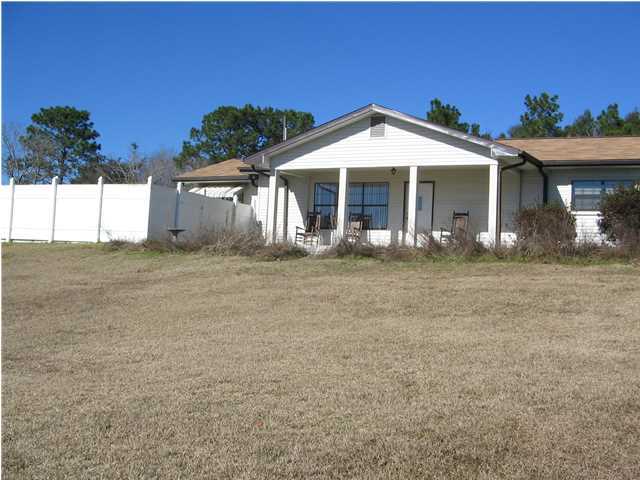 447 Paul Road DeFuniak Springs, FL 32433 - Photo 2 of 15 a front view of a house with garden