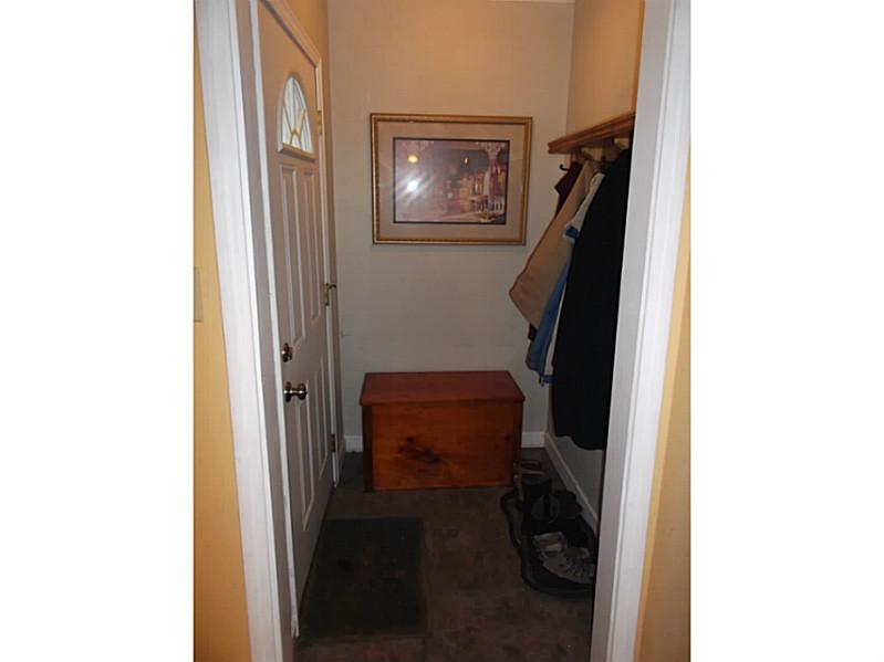157 Andrew Comstock Road Warwick, RI 02886 - Photo 3 of 17 Entry.