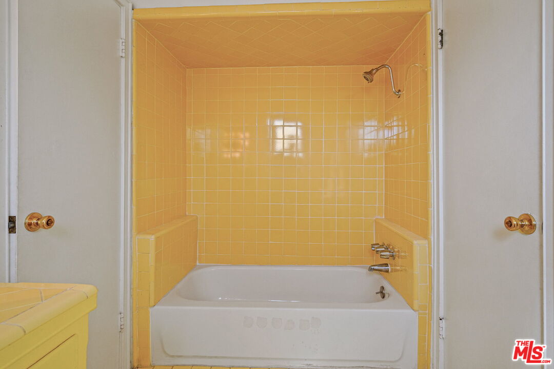 1968 Cummings Drive Los Angeles, CA 90027 - Photo 14 of 26 a bathroom with a bathtub