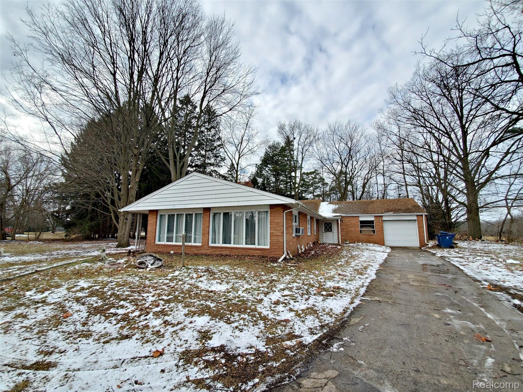 6356 Fenton Road Flint, MI 48507 - Photo 3 of 34 3.jpg