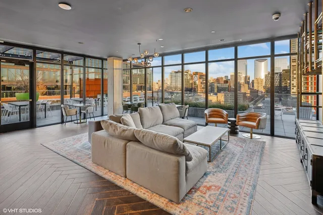 $2,370 | 171 North Aberdeen Street, Unit 611, Chicago, IL 60607