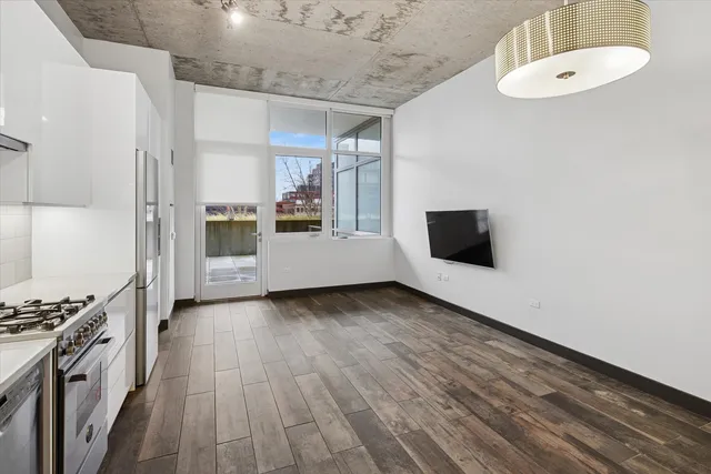 $2,370 | 171 North Aberdeen Street, Unit 611, Chicago, IL 60607