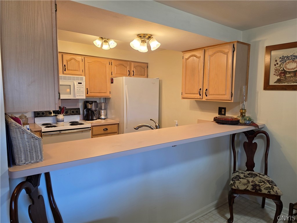 6147 Diffin Road Cicero, NY 13039 - Photo 10 of 45 Breakfast bar overlooks dining and living area
