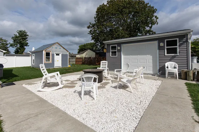 a view of a house with backyard