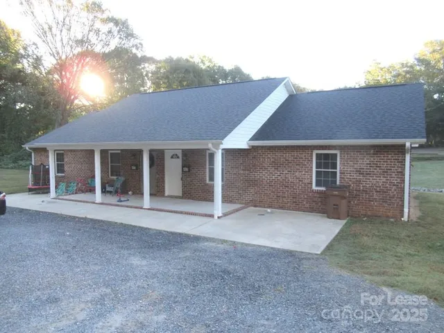 $1,400 | 495 South Government Street, Lincolnton, NC 28092