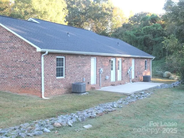 $1,400 | 495 South Government Street, Lincolnton, NC 28092