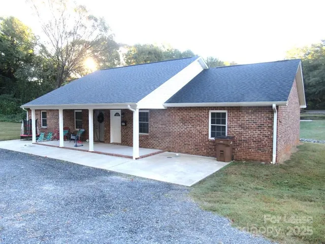 $1,400 | 495 South Government Street, Lincolnton, NC 28092