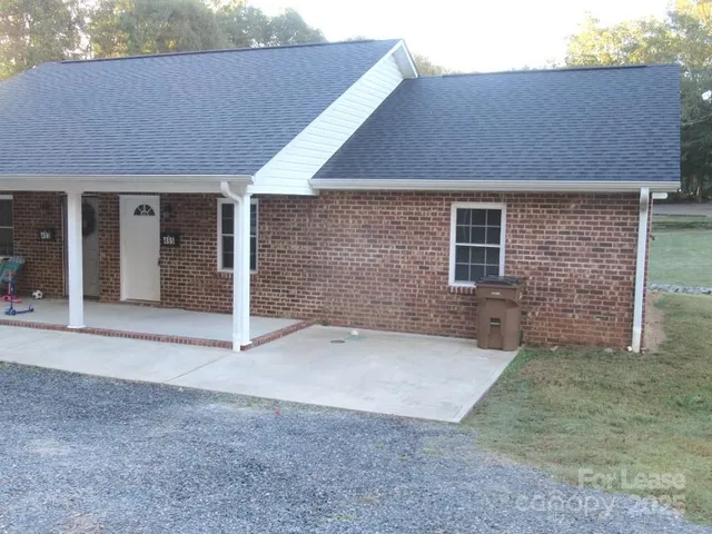 $1,400 | 495 South Government Street, Lincolnton, NC 28092