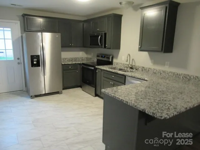 $1,400 | 495 South Government Street, Lincolnton, NC 28092