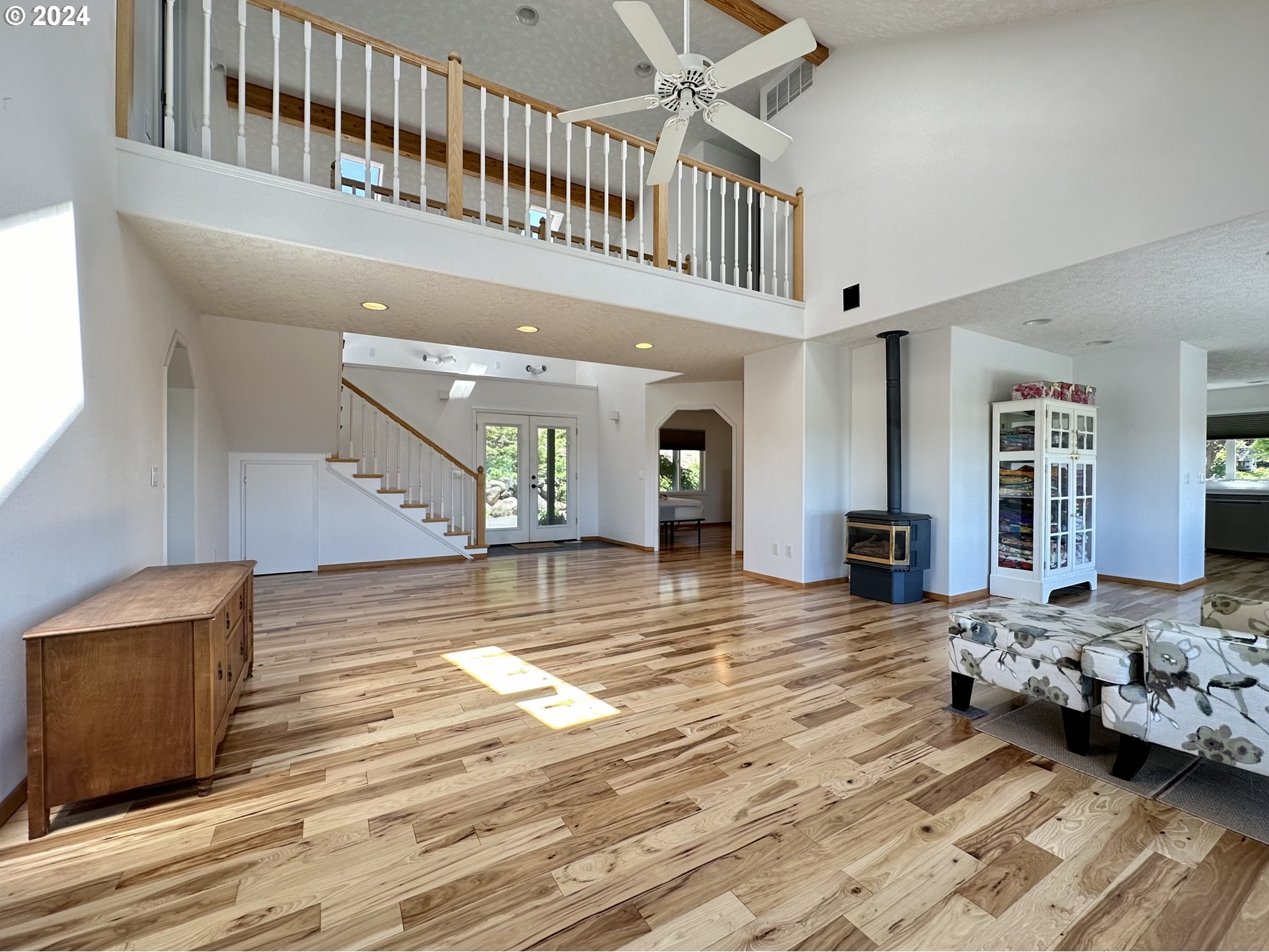 110 Eagle Drive Goldendale, WA 98620 - Photo 27 of 48 a view of a living room and bedroom