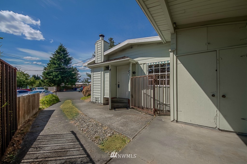 2413 Northeast 6th Place Renton, WA 98056 - Photo 2 of 15