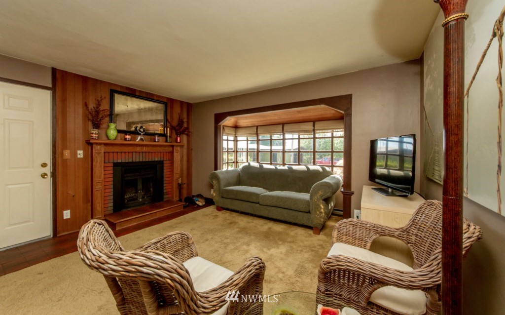 2413 Northeast 6th Place Renton, WA 98056 - Photo 4 of 15