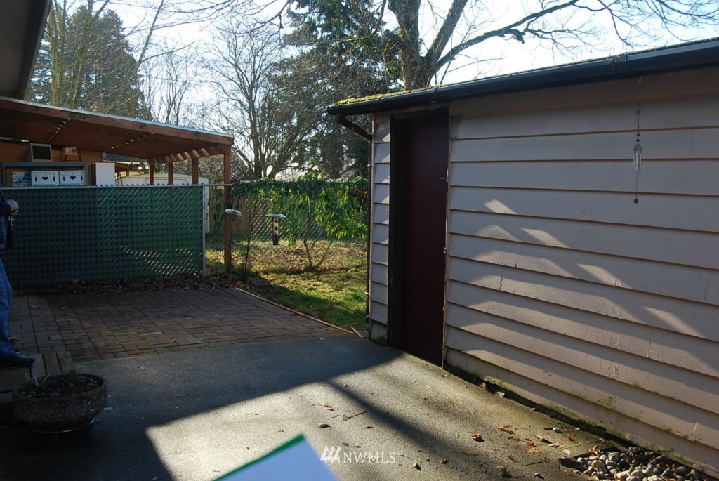 859 Edmonds Avenue Northeast Renton, WA 98056 - Photo 20 of 22 a backyard of a house