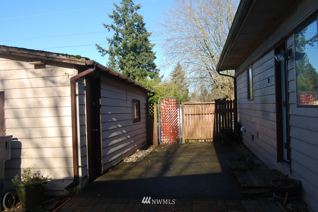 859 Edmonds Avenue Northeast Renton, WA 98056 - Photo 22 of 22 a view of wooden door
