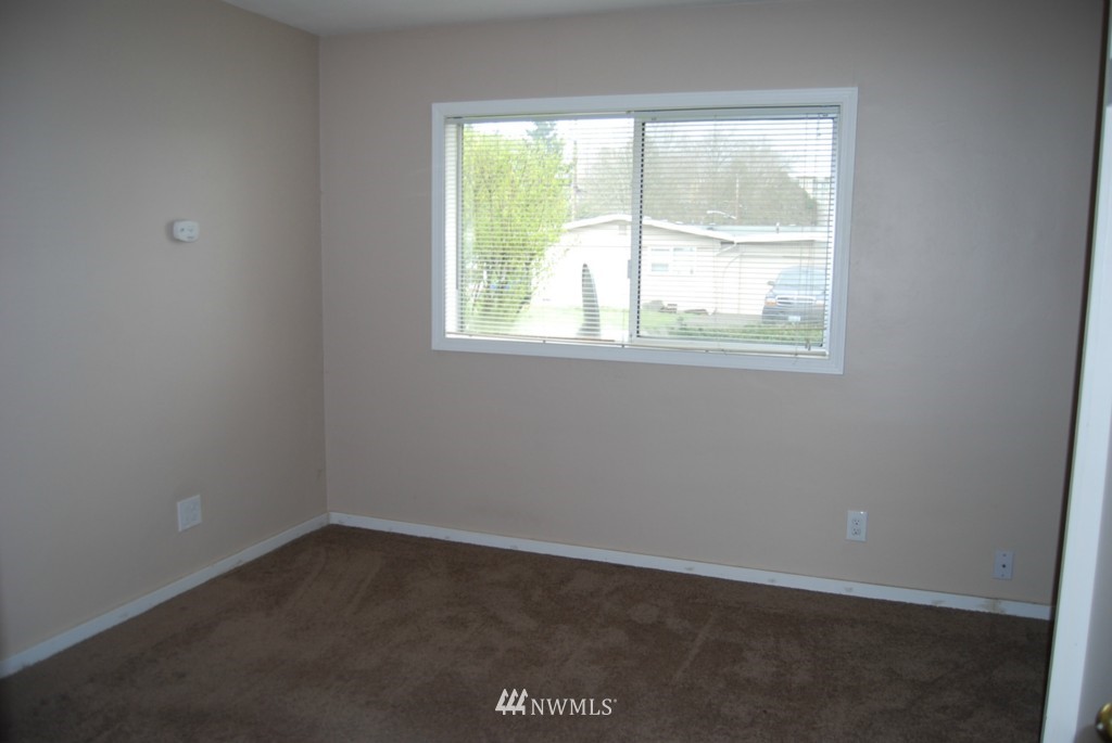 859 Edmonds Avenue Northeast Renton, WA 98056 - Photo 4 of 22 an empty room with a window