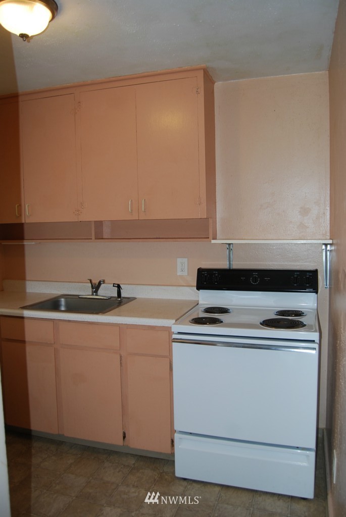 859 Edmonds Avenue Northeast Renton, WA 98056 - Photo 6 of 22 a close view of stove top oven