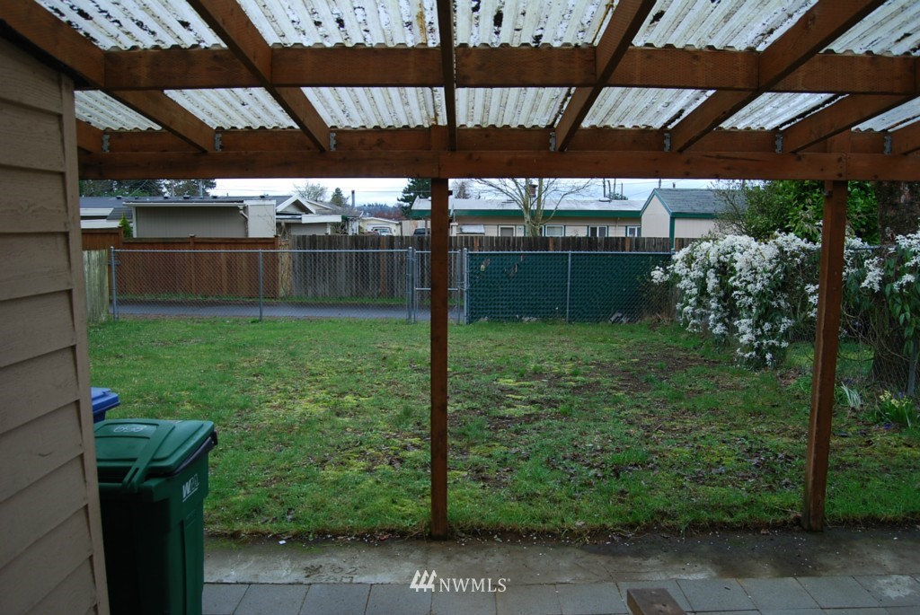 859 Edmonds Avenue Northeast Renton, WA 98056 - Photo 8 of 22 a view of a backyard