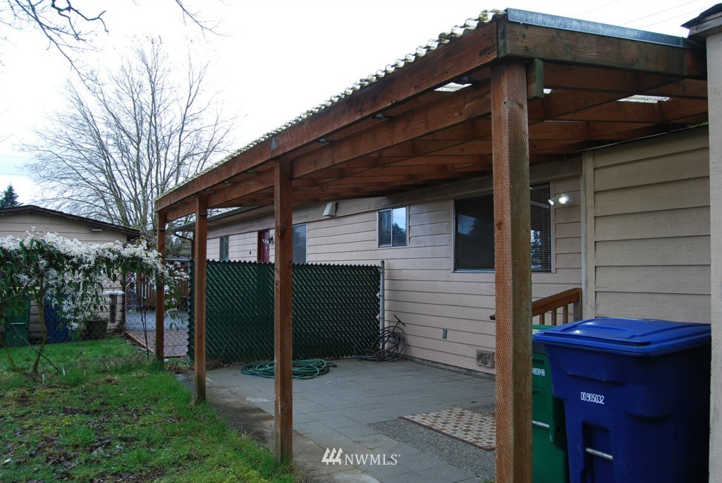 859 Edmonds Avenue Northeast Renton, WA 98056 - Photo 10 of 22 a front view of a house with garden
