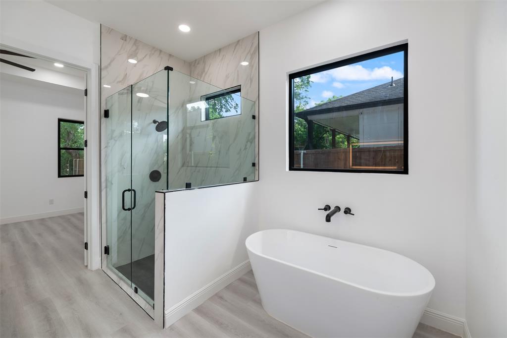 3323 Reed Lane Dallas, TX 75215 - Photo 22 of 35 Soaking Tub