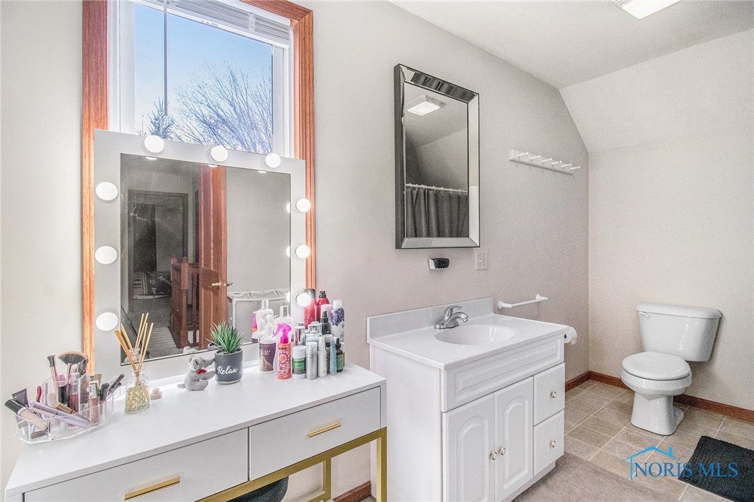 709 West Indiana Street Edon, OH 43518 - Photo 15 of 28 Large 2nd floor full bathroom