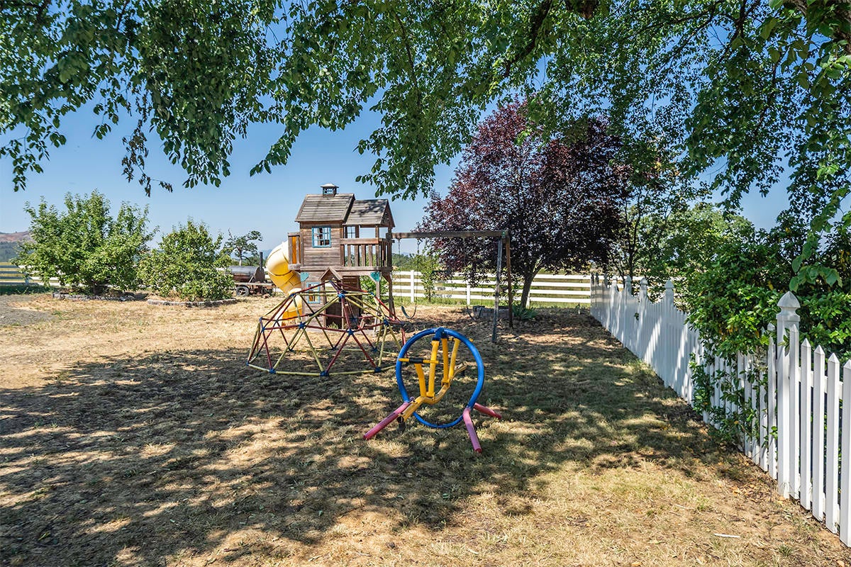 605 Meridian Road Eagle Point, OR 97524 - Photo 37 of 71 31.2