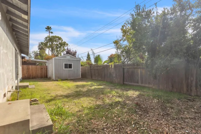 a view of a backyard