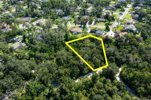 a view of a two tub next to a yard
