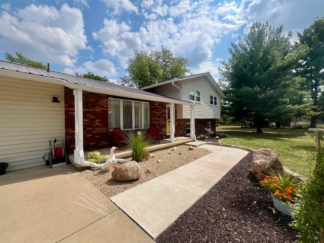 $269,900 | 512 Norton Drive, Oakland, IL 61943