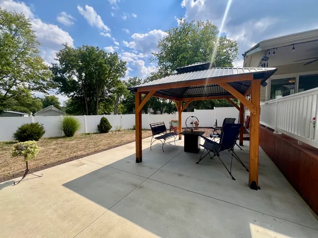 $269,900 | 512 Norton Drive, Oakland, IL 61943