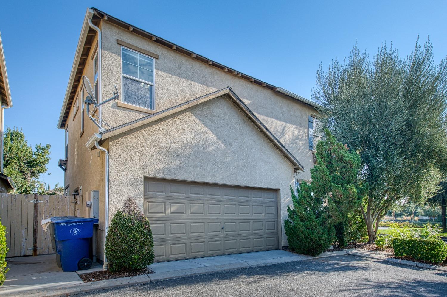 3991 Harlan Ranch Boulevard Clovis, CA 93619 - Photo 21 of 21 a front view of a house with garage