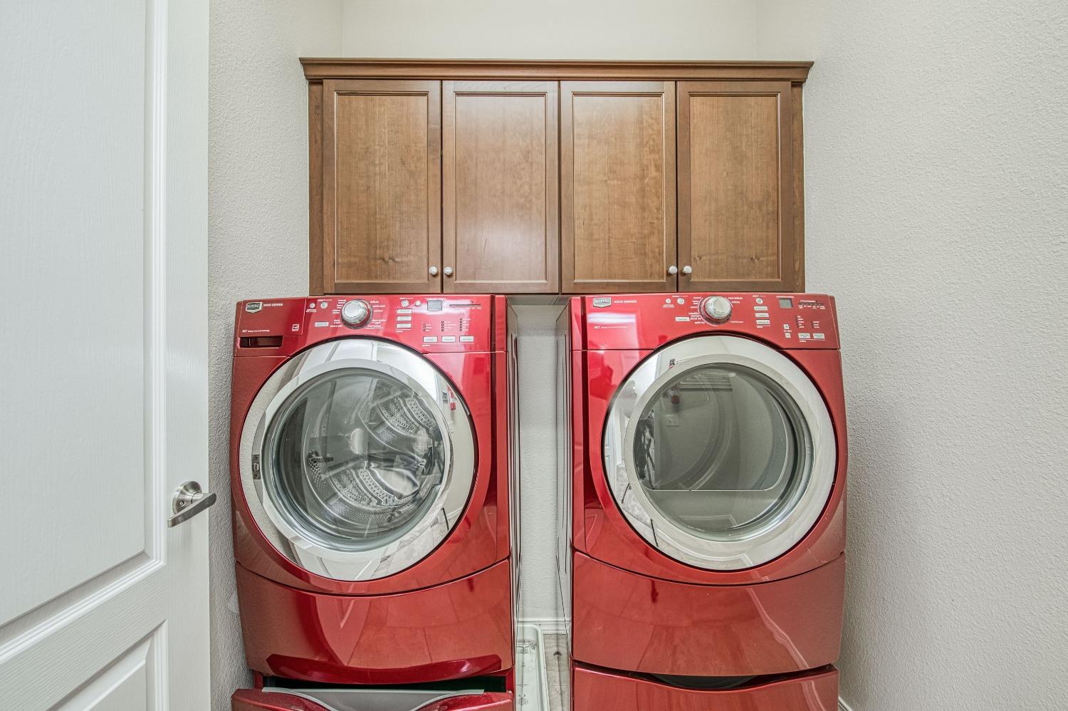 3991 Harlan Ranch Boulevard Clovis, CA 93619 - Photo 6 of 21 a utility room with dryer and washer